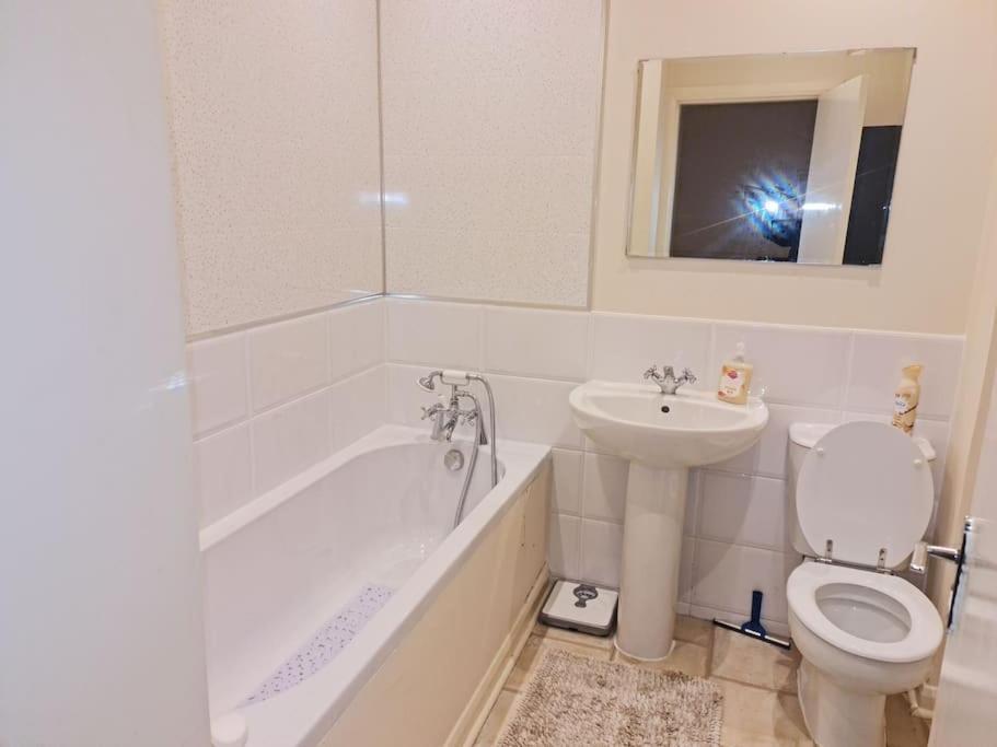 Comfortable 2 Bed Townhouse. Near To Amenities. Apartment Beith Exterior photo