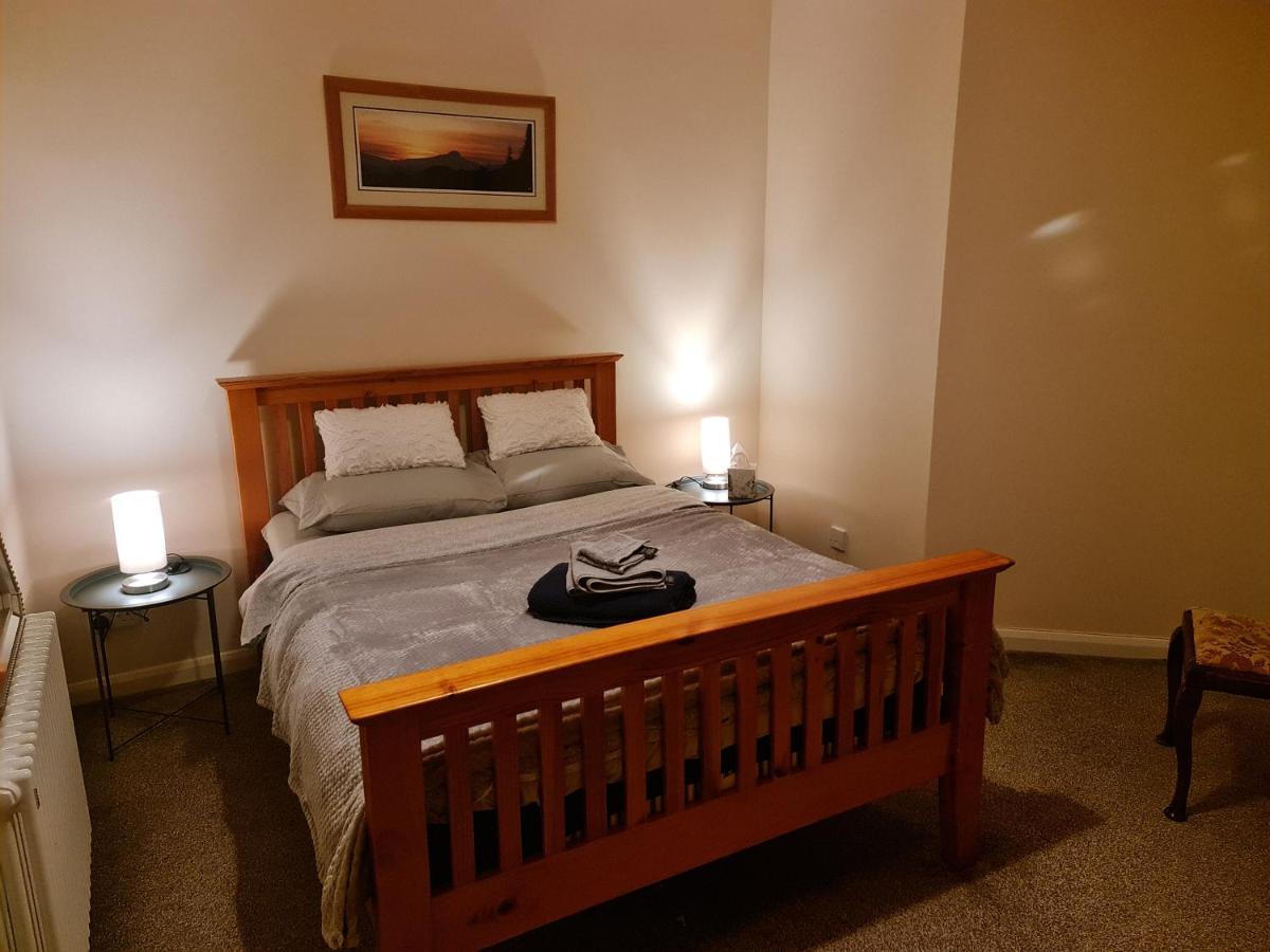 Comfortable 2 Bed Townhouse. Near To Amenities. Apartment Beith Exterior photo